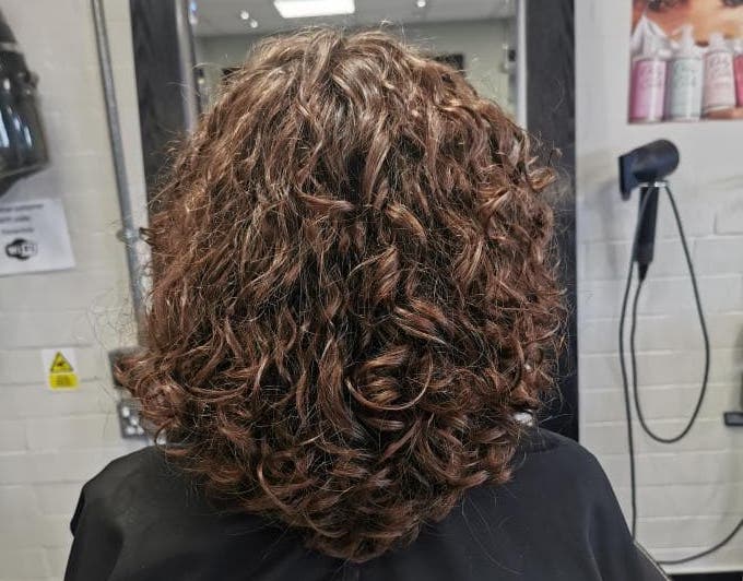 How to Prepare for a Curly Haircut: Do's & Don'ts